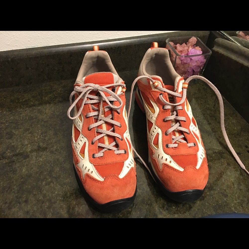 Woman’s hacking shoes, 9 1/2